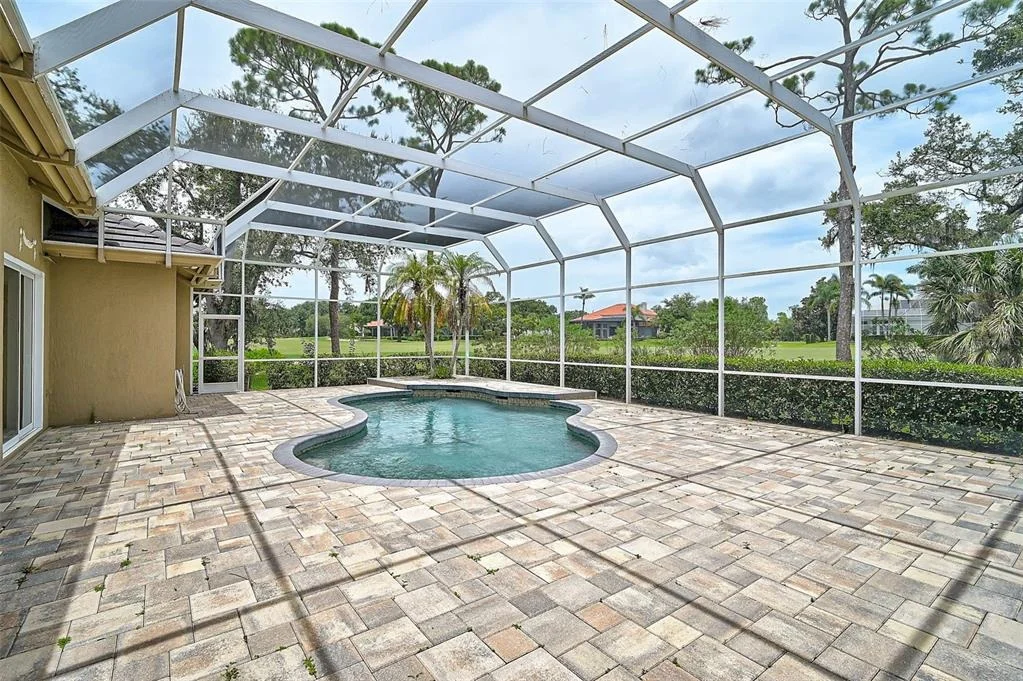 Photo of 852 MACEWEN DRIVE