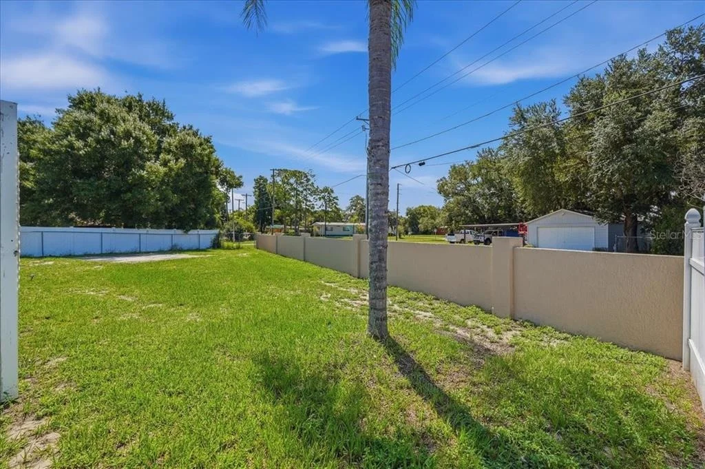 Photo of 372 LAKE DAISY CIR