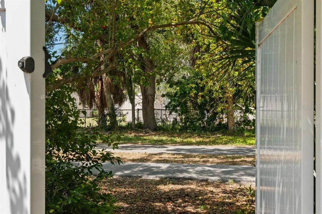 Photo of 1658 DOUGLAS AVENUE