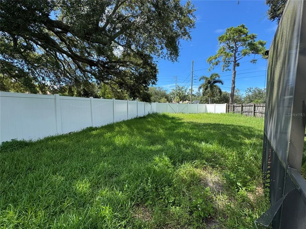 Photo of 2076 BUTTERNUT CIRCLE W
