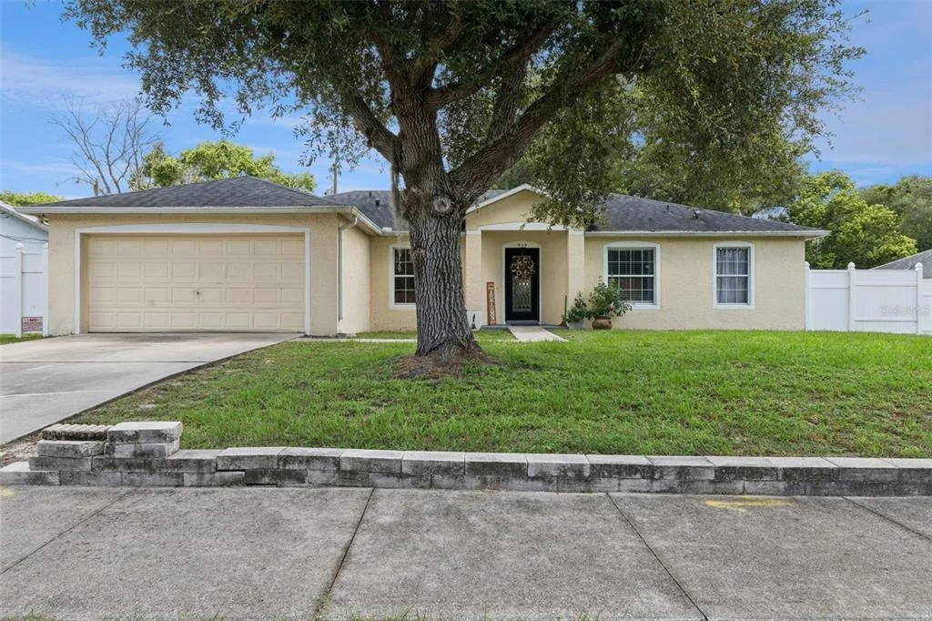 Photo of 939 CLOVERLEAF BOULEVARD