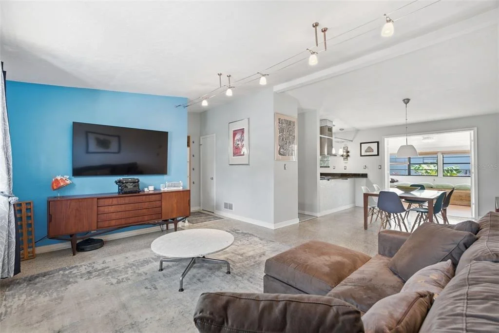 Photo of 609 W RIVER DRIVE