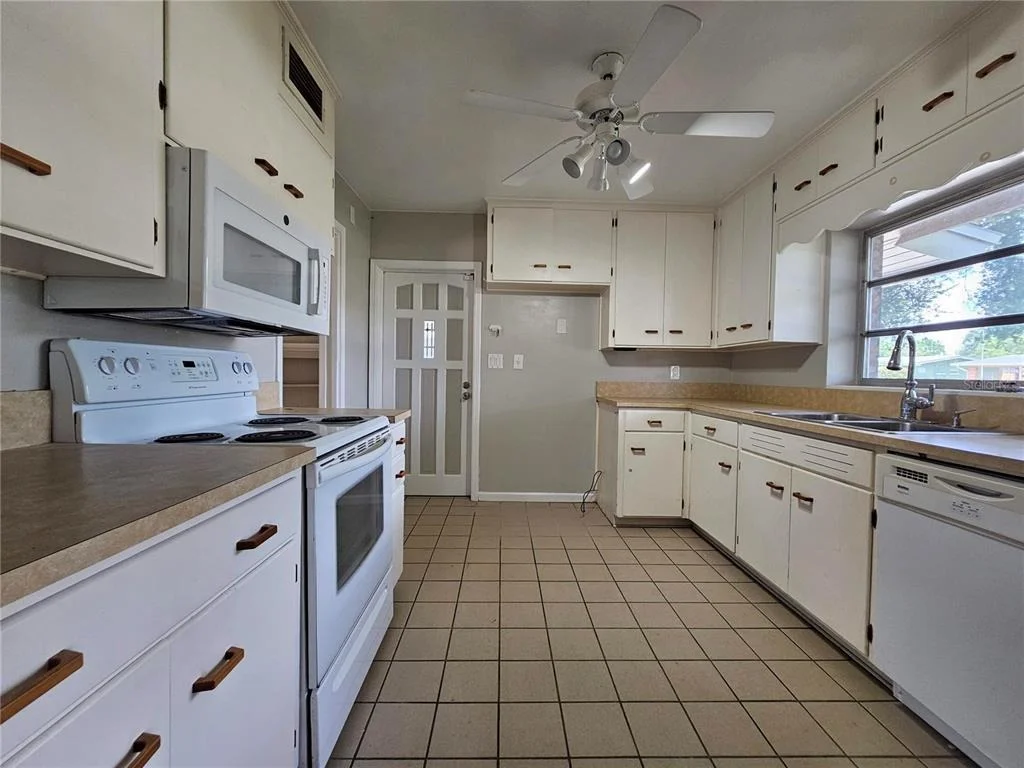 Photo of 880 OLEANDER DRIVE SE