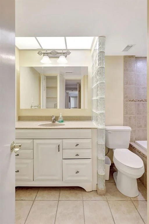 Photo of Unit 708 at 660 ISLAND WAY