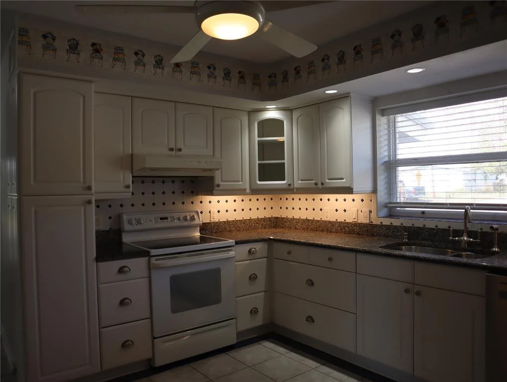 Photo of 940 OLEANDER DRIVE SE