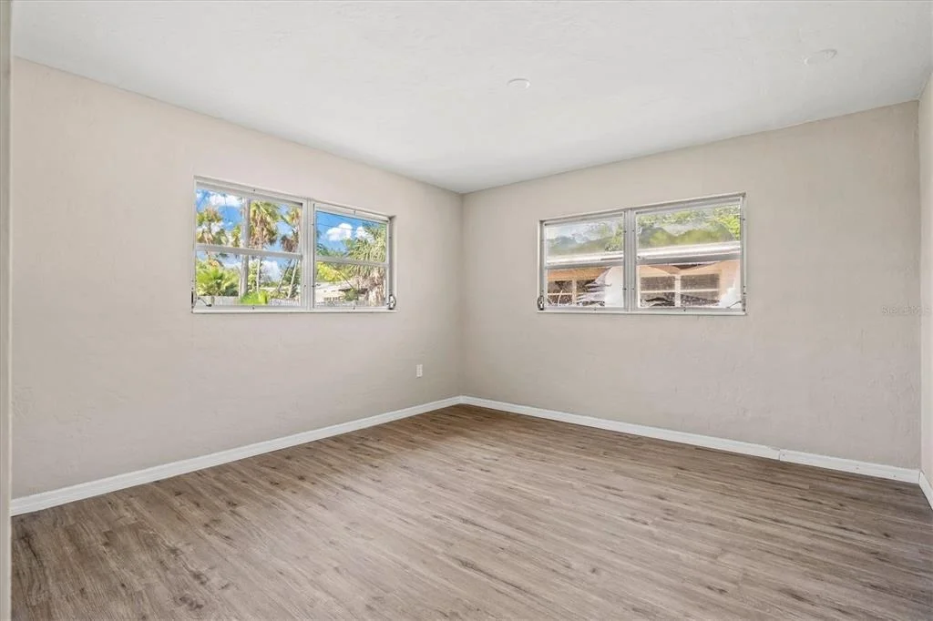 Photo of 106 AURORA STREET E