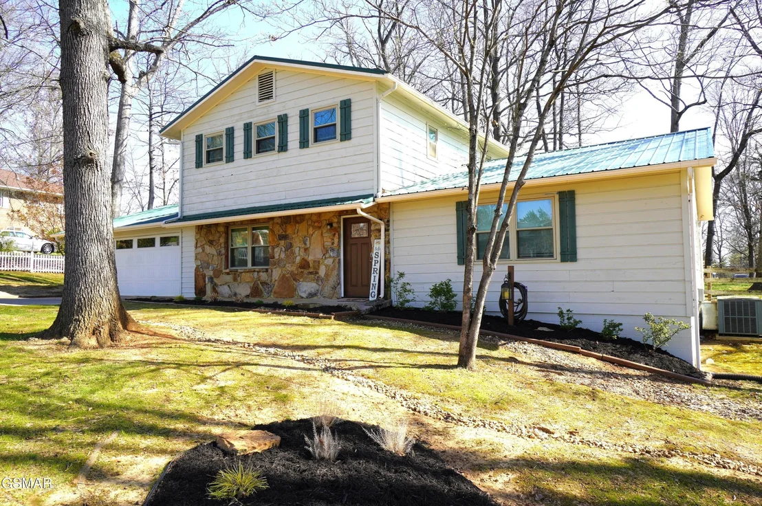 Photo of 720 White Oak Circle