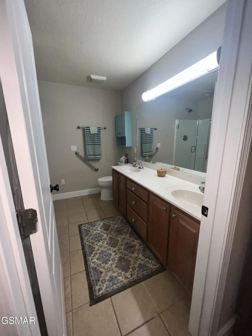 Photo of 2449 Oakview Lane