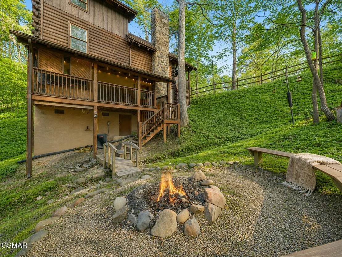 Photo of 952 Iron Mtn Road