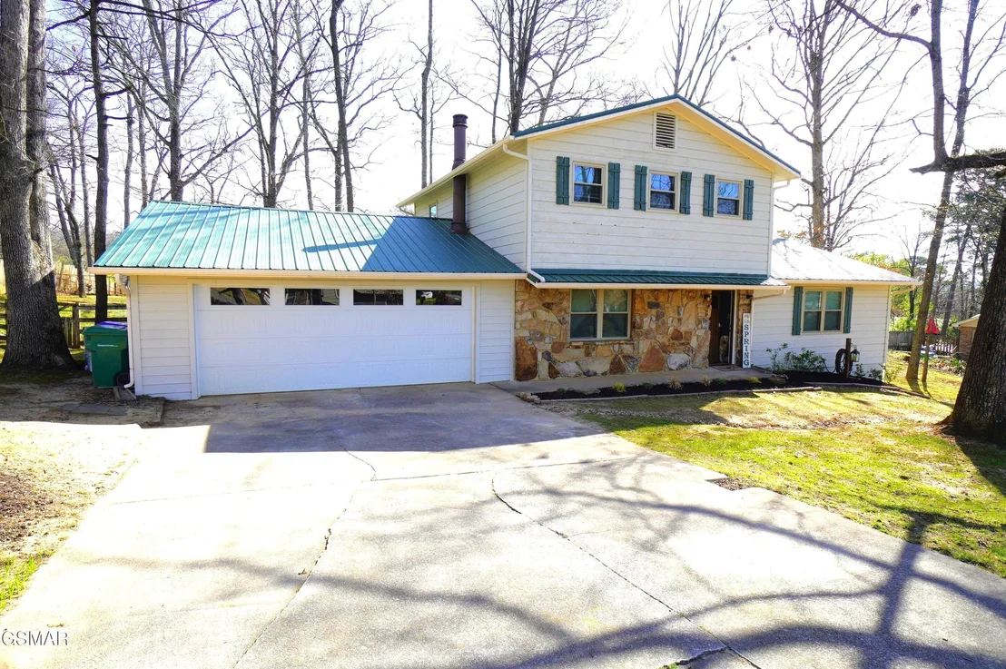 Photo of 720 White Oak Circle