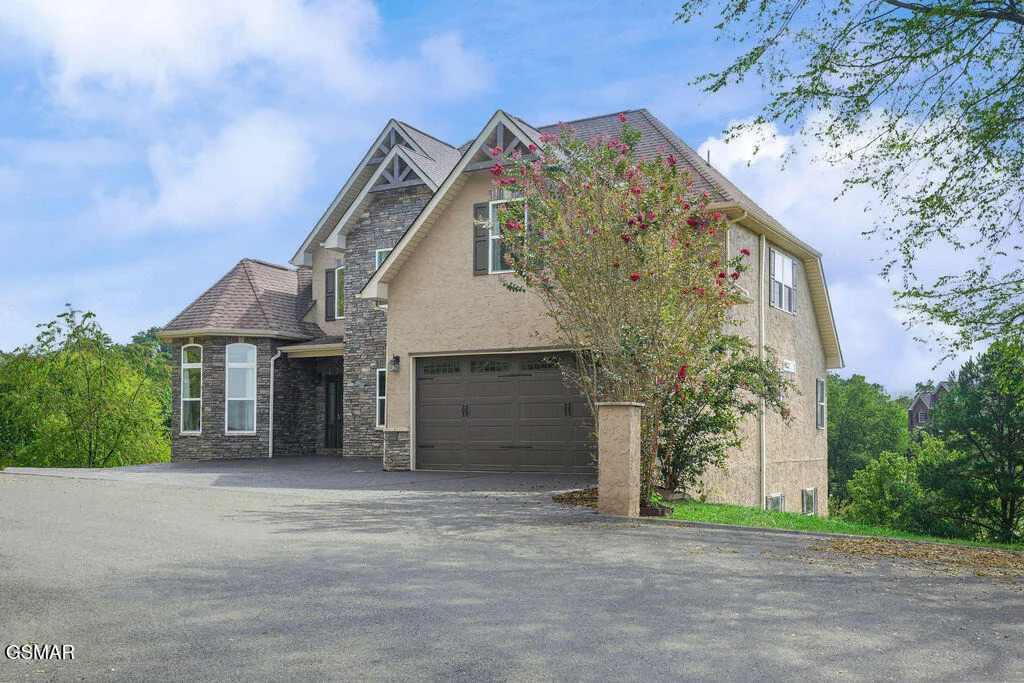 Photo of 1202 Foxwood Drive