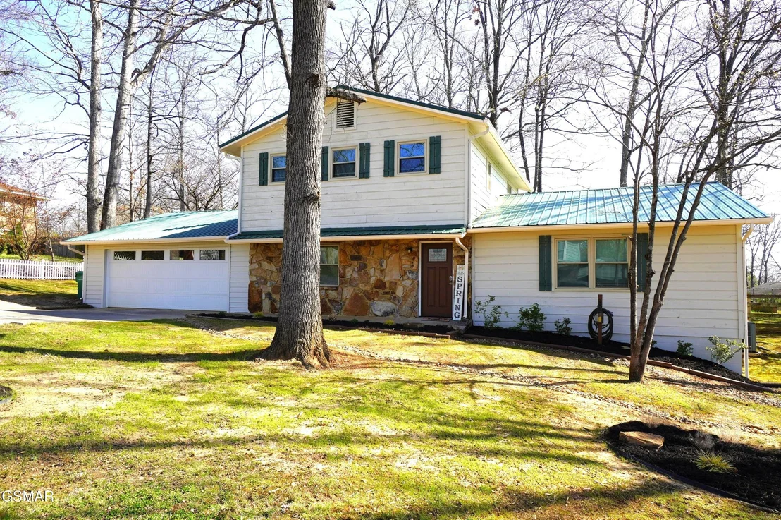 Photo of 720 White Oak Circle