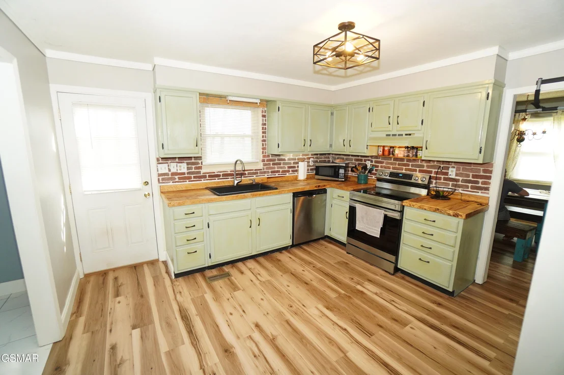 Photo of 720 White Oak Circle