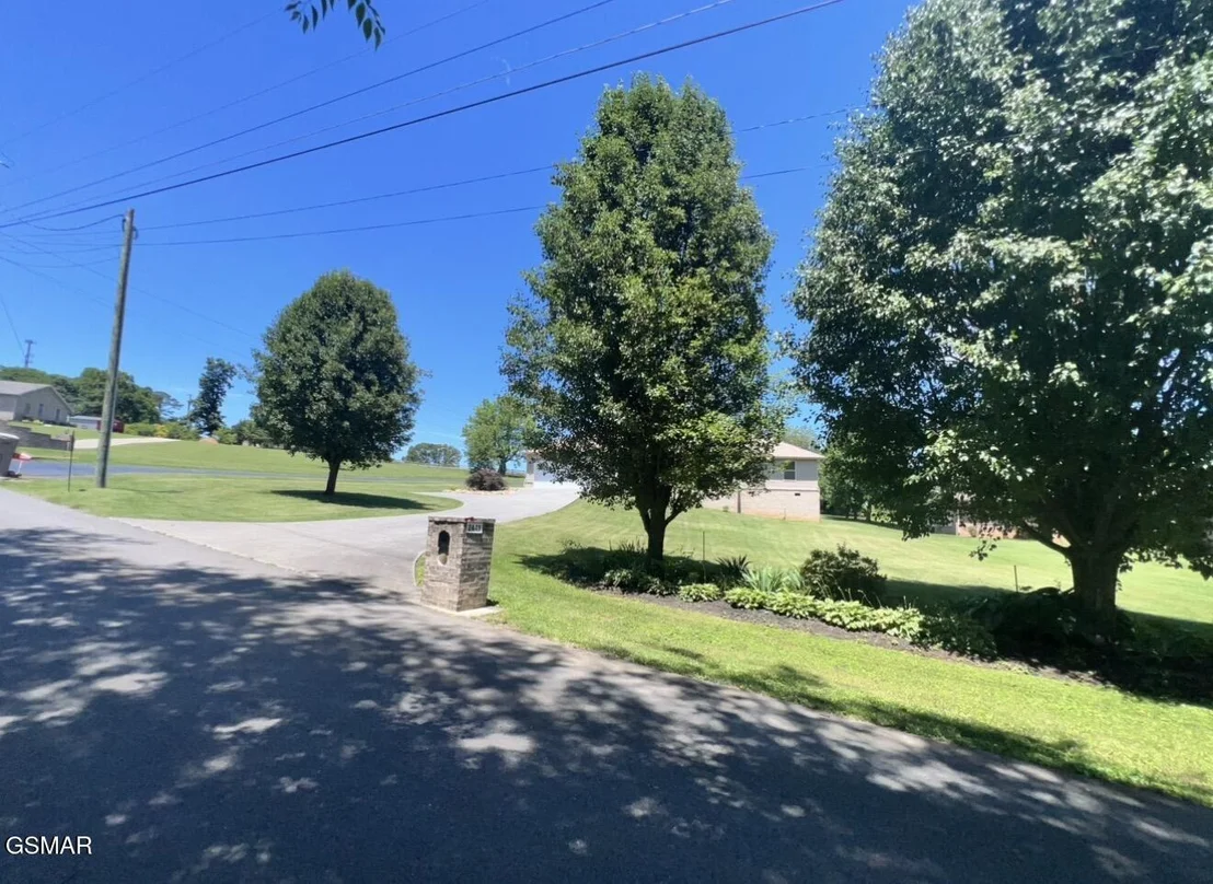 Photo of 2449 Oakview Lane