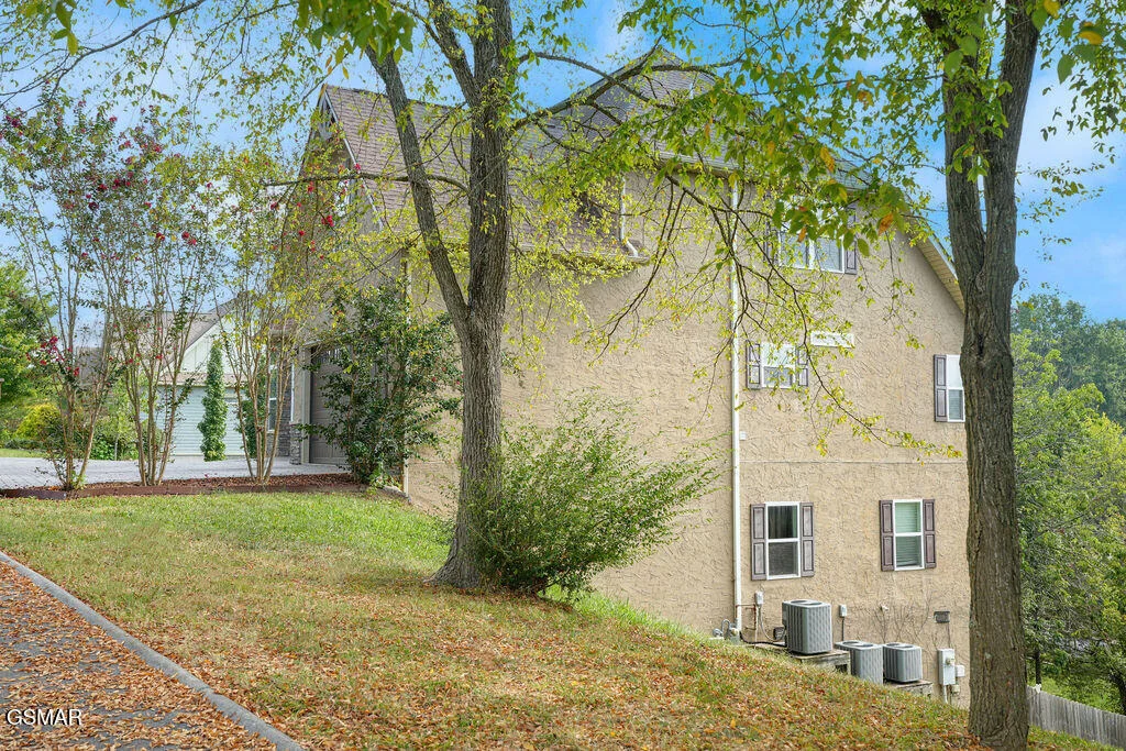 Photo of 1202 Foxwood Drive