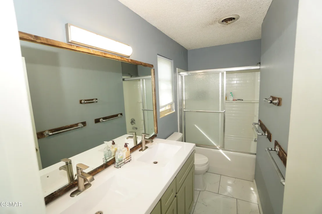 Photo of 720 White Oak Circle