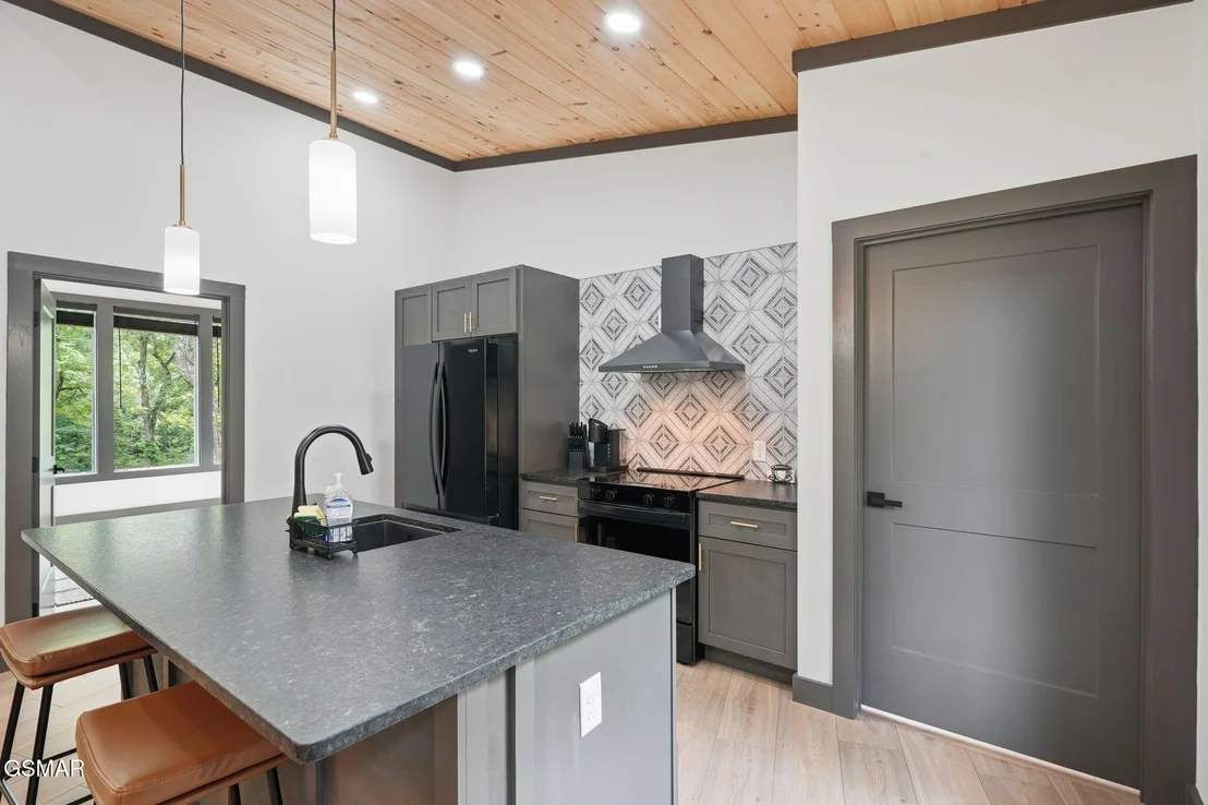 Photo of 1079 Pleasure Road