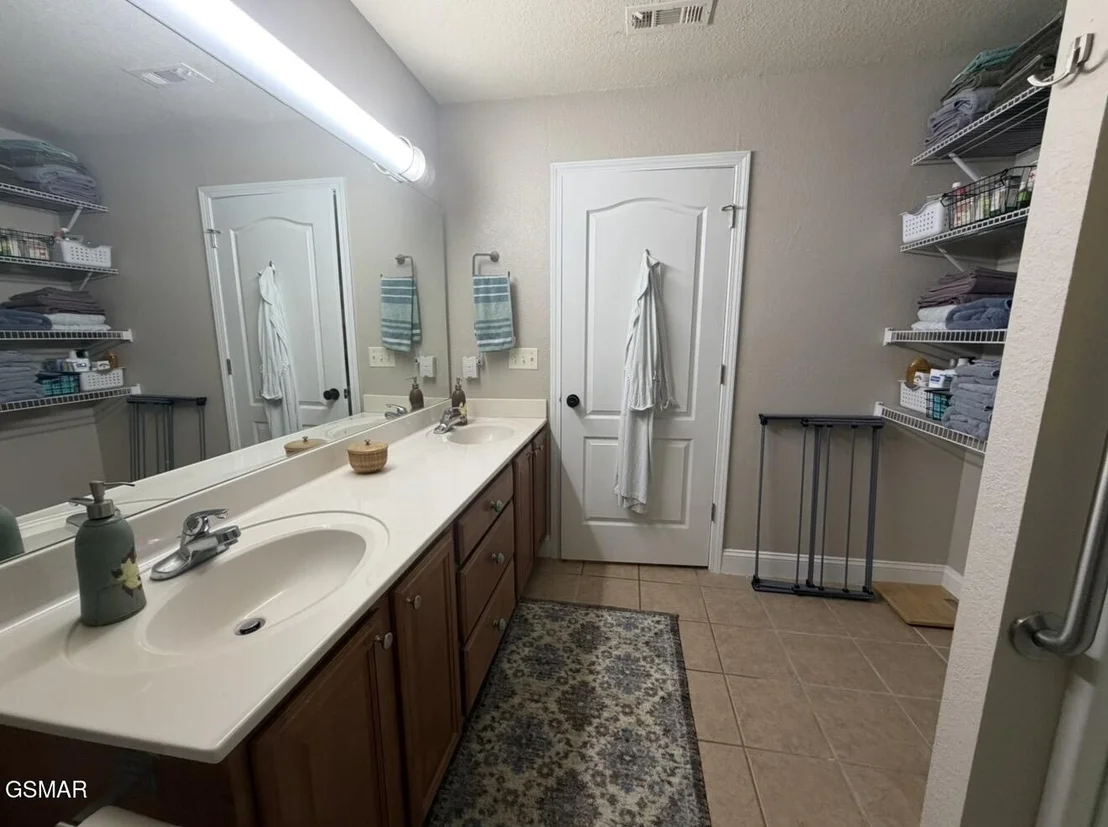 Photo of 2449 Oakview Lane