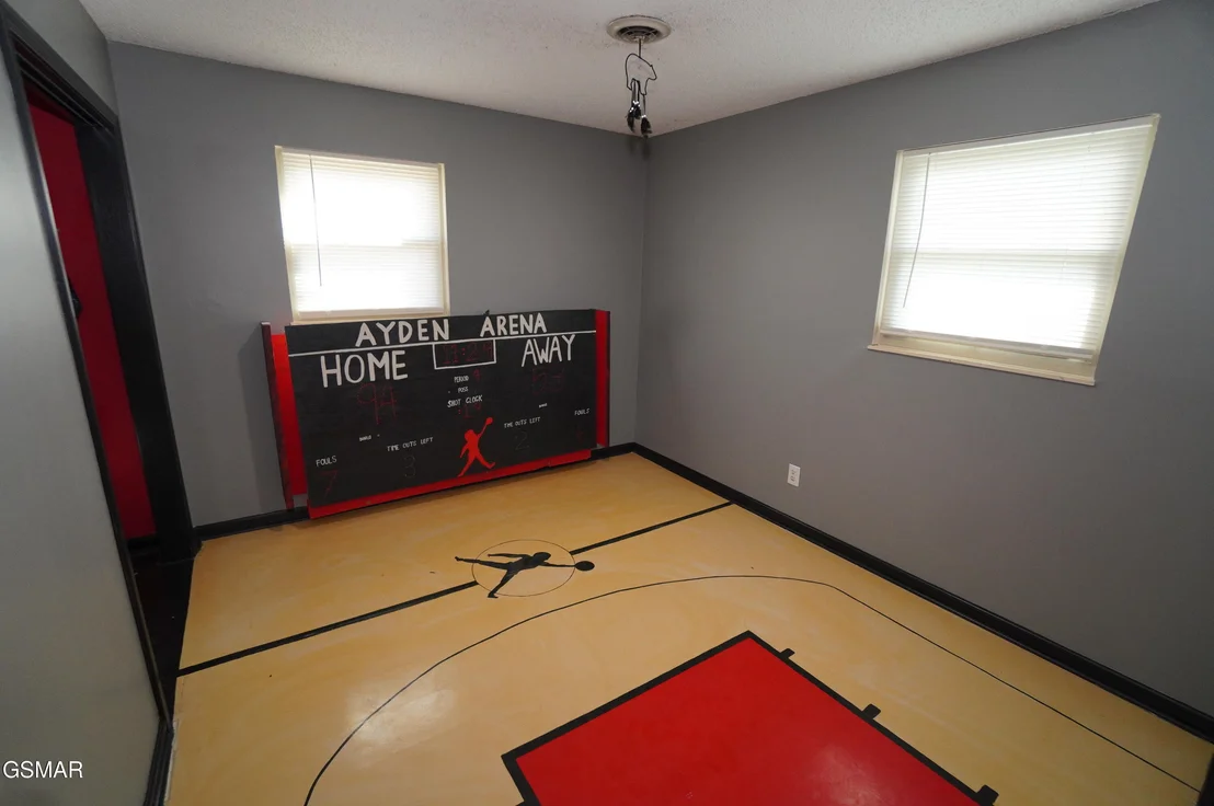 Photo of 720 White Oak Circle