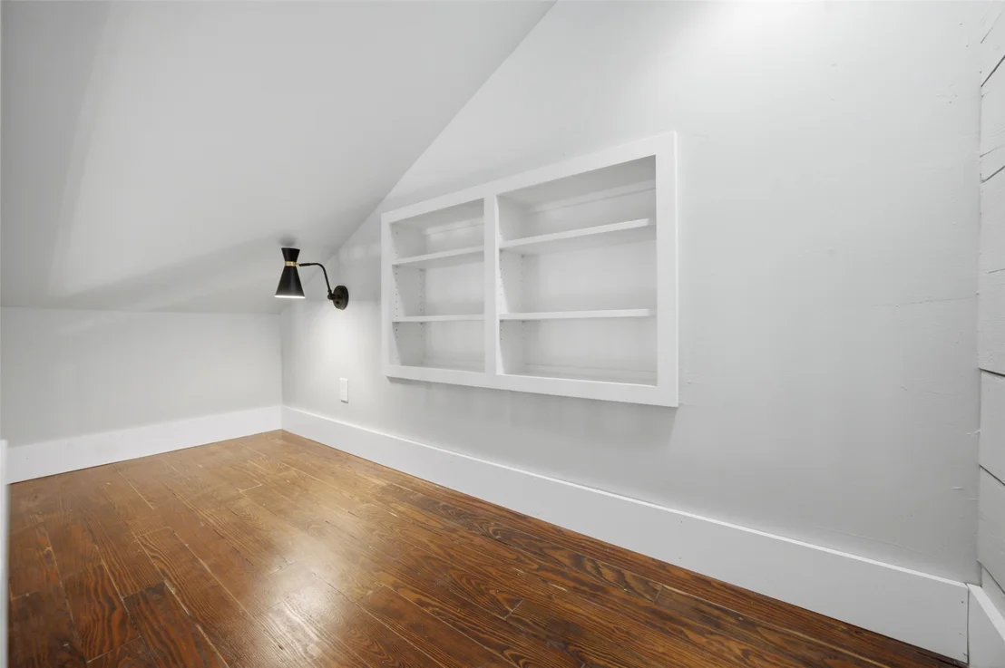 Photo of 206 Broadway Avenue