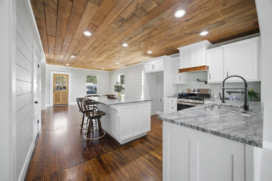 Photo of 206 Broadway Avenue