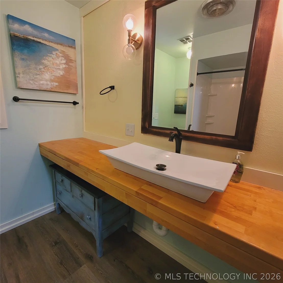 Photo of 105 Lakeview Drive