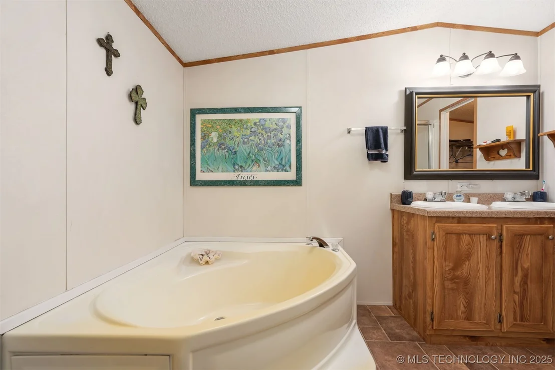 Photo of 420229 E 1144 Road