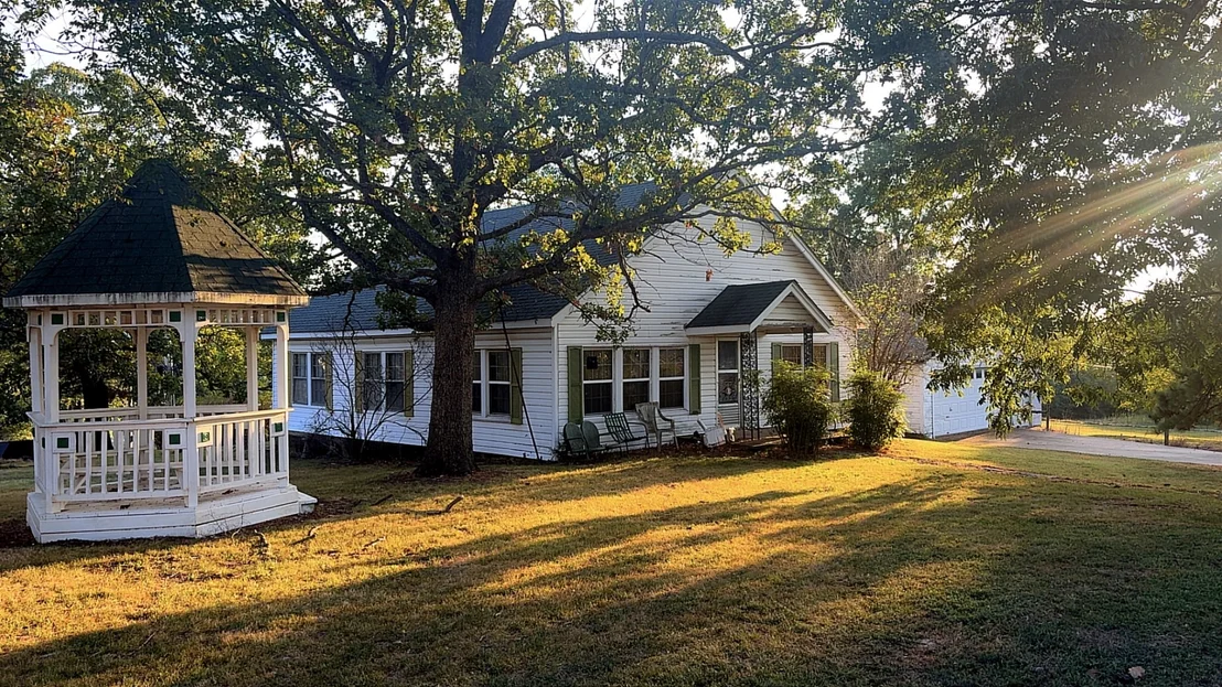 Photo of 618 E 5th Street