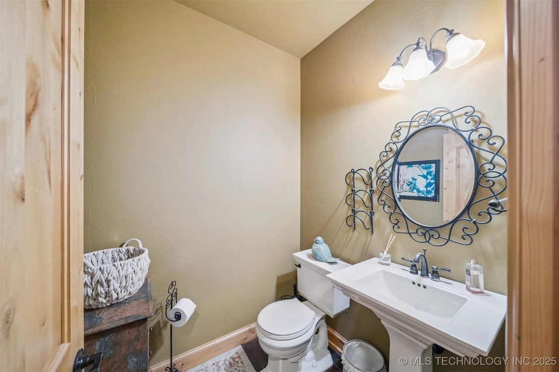 Photo of 908 W 9th Street