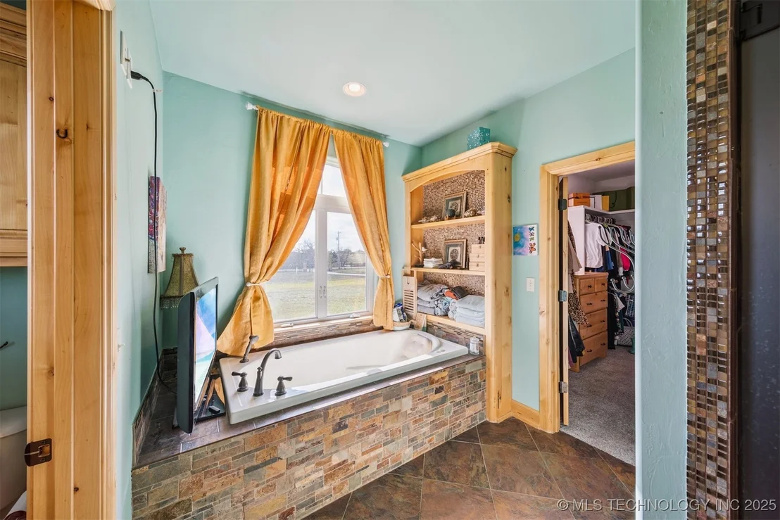 Photo of 908 W 9th Street