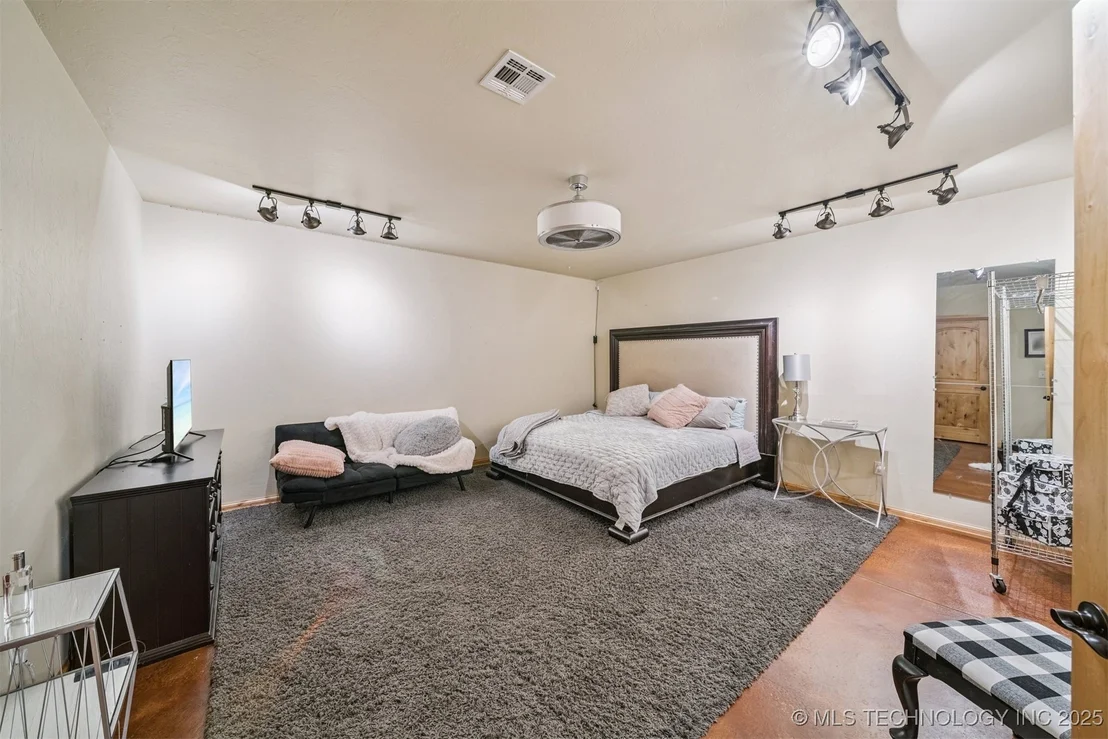 Photo of 908 W 9th Street