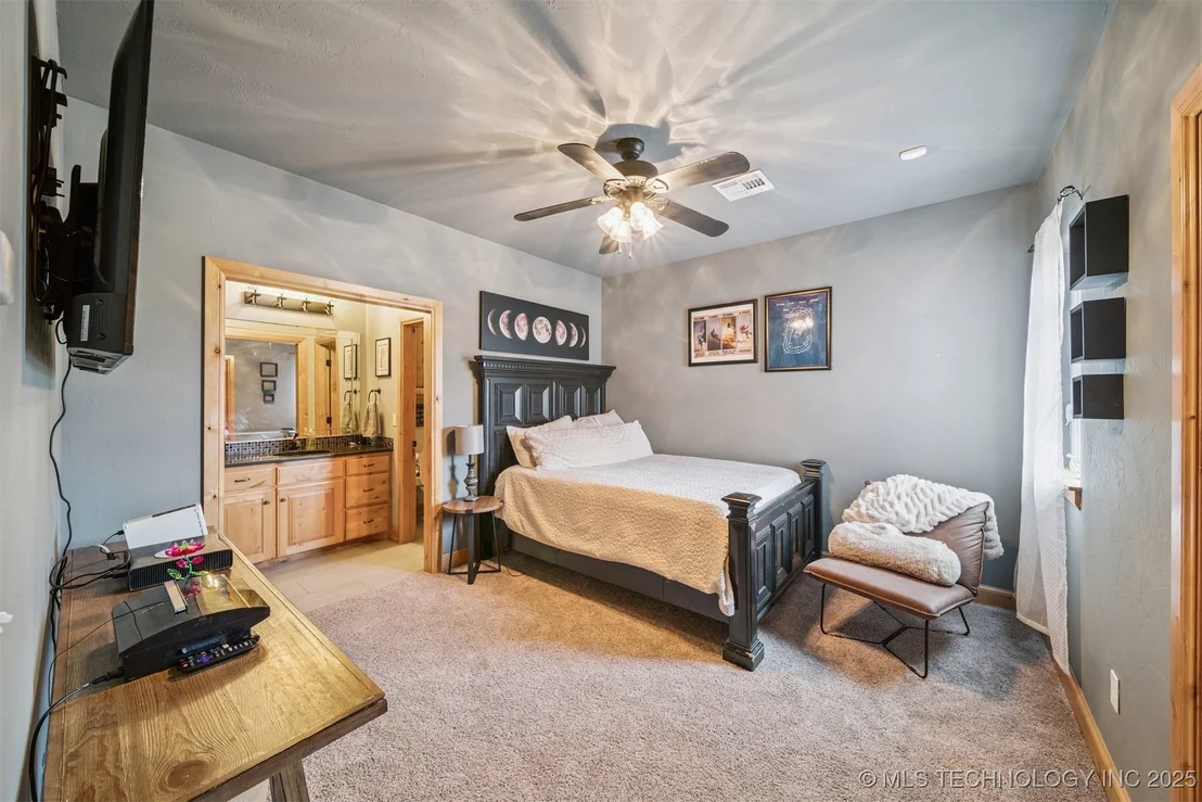 Photo of 908 W 9th Street