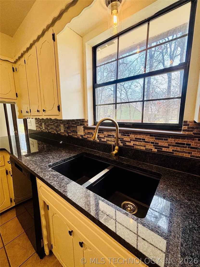 Photo of 417308 Bridgeport Road