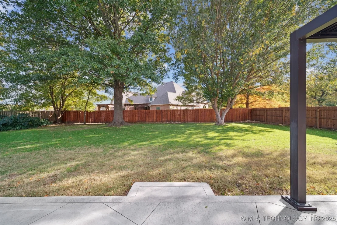 Photo of 305 N Forest Ridge Boulevard