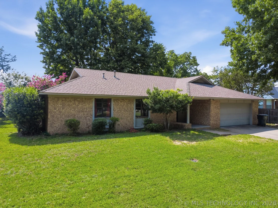 Photo of 902 Cardinal Lane