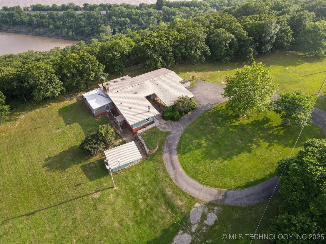 Photo of 418391 E 1215 Road