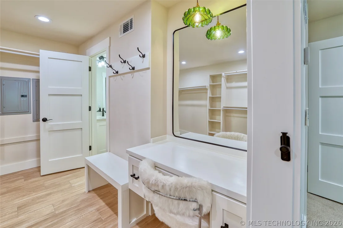Photo of 1296 Robin Hood