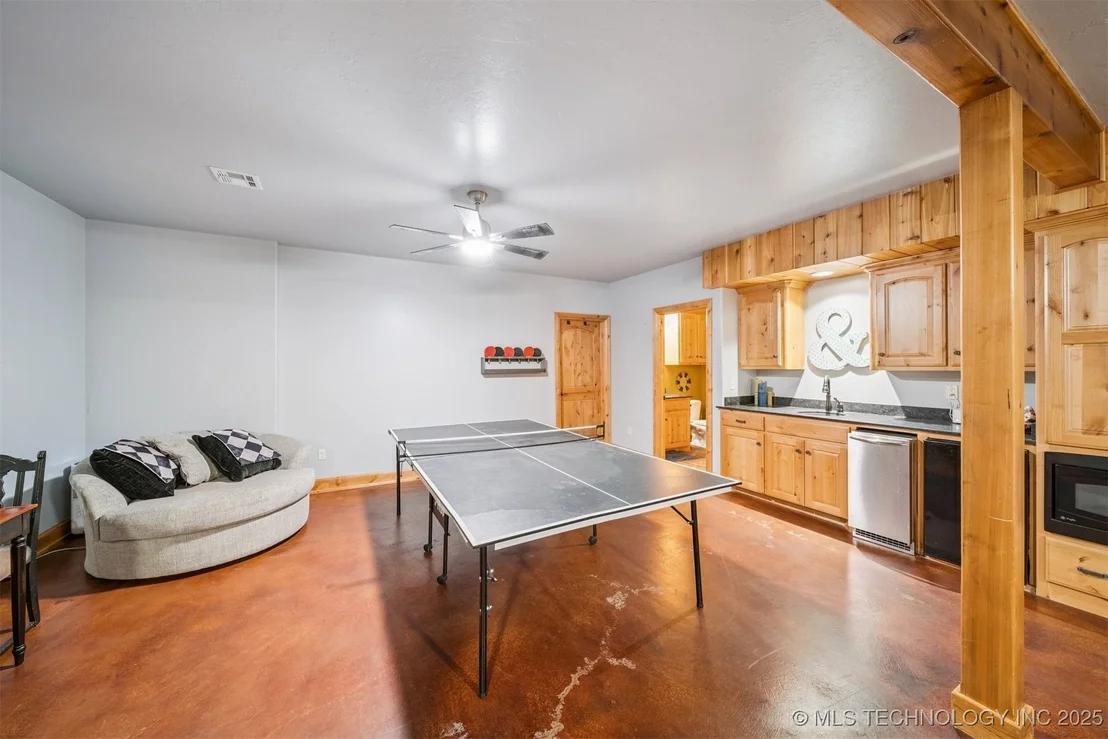 Photo of 908 W 9th Street