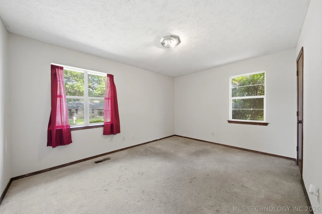 Photo of 902 Cardinal Lane