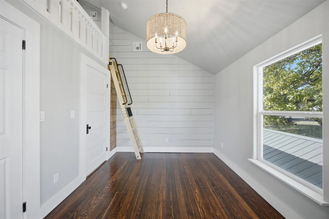 Photo of 206 Broadway Avenue