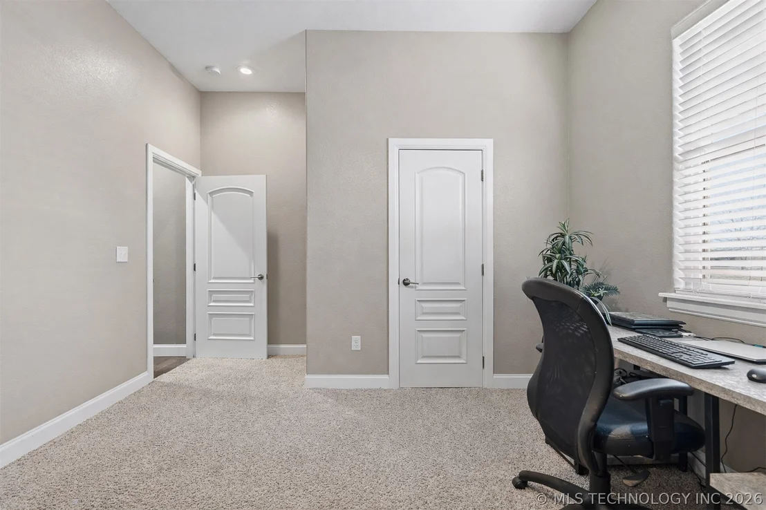 Photo of 1451 Gateway Road