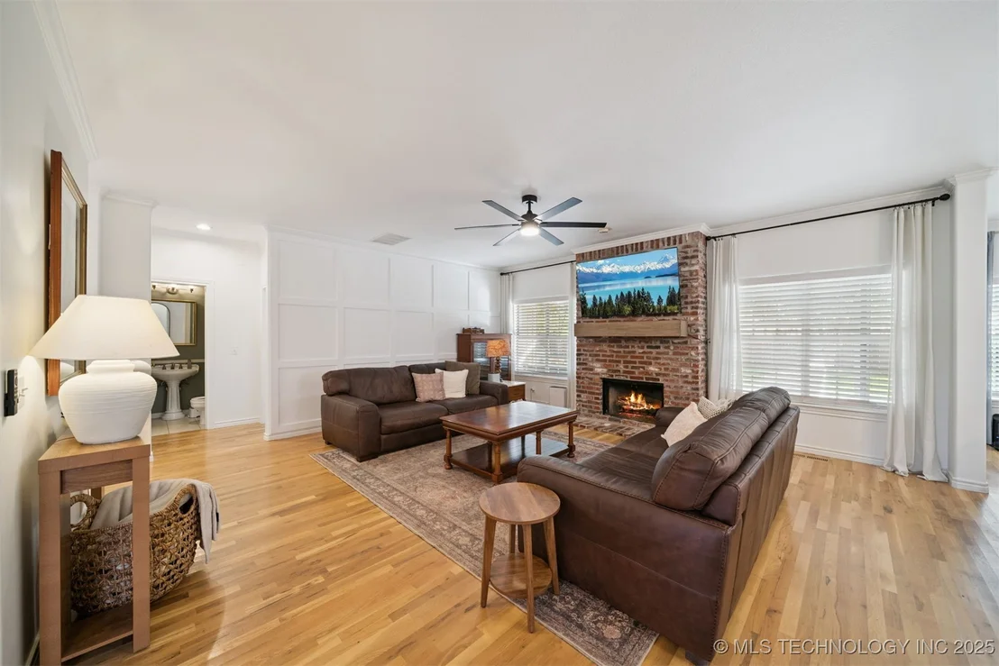 Photo of 305 N Forest Ridge Boulevard