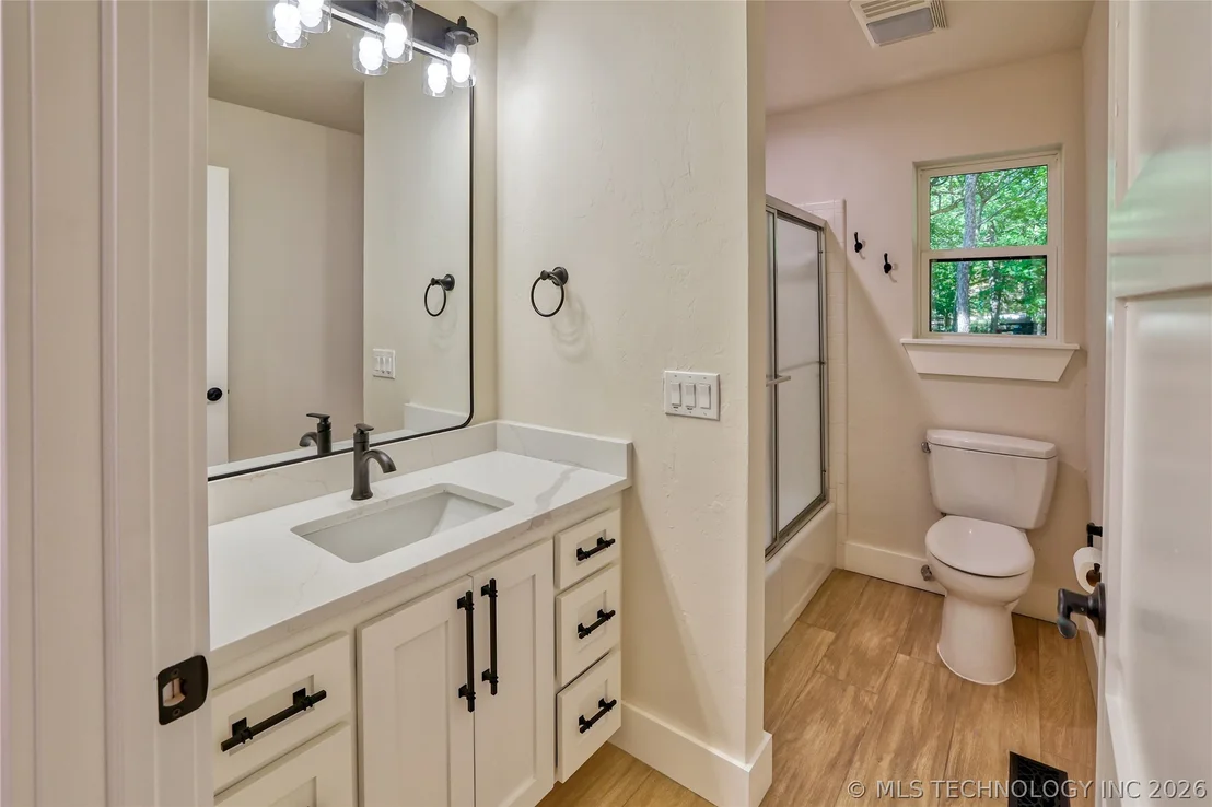 Photo of 1296 Robin Hood