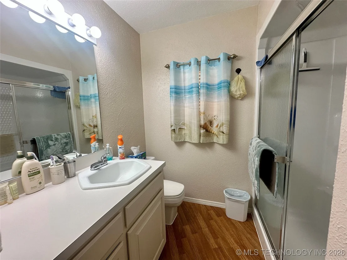 Photo of 1372 Warren Road