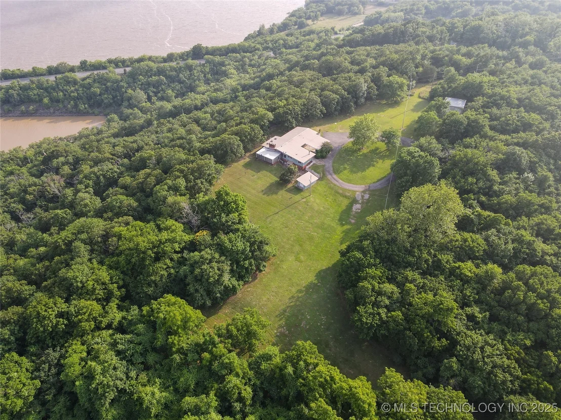 Photo of 418391 E 1215 Road