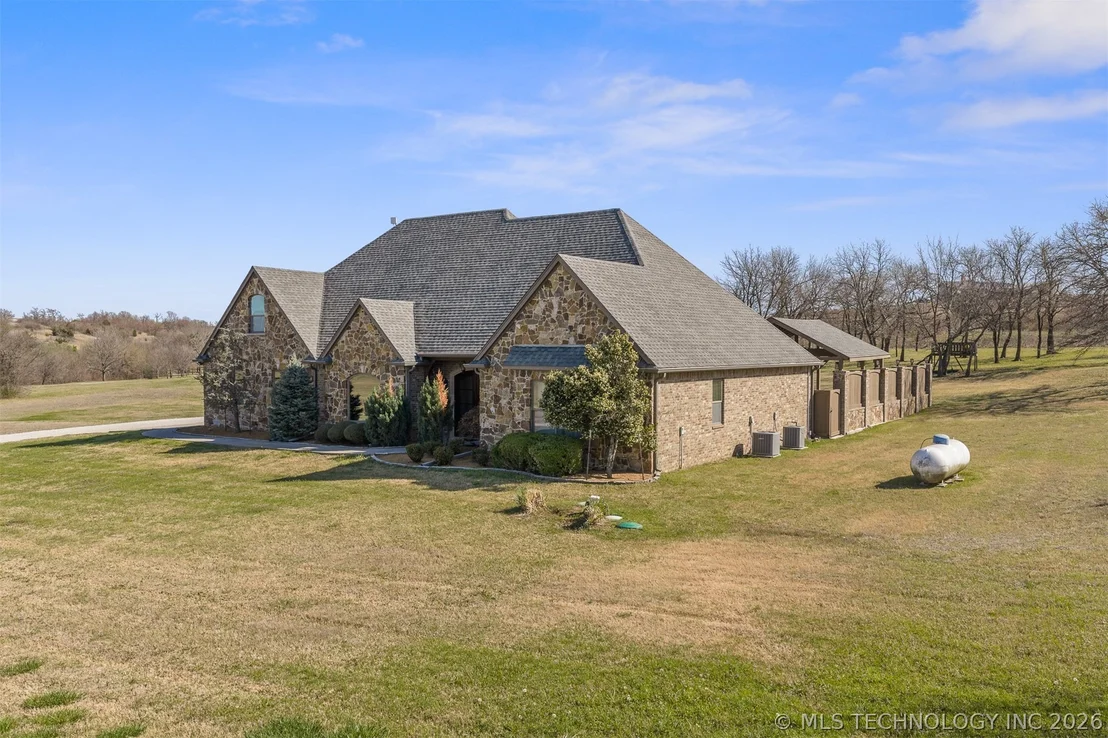 Photo of 1451 Gateway Road