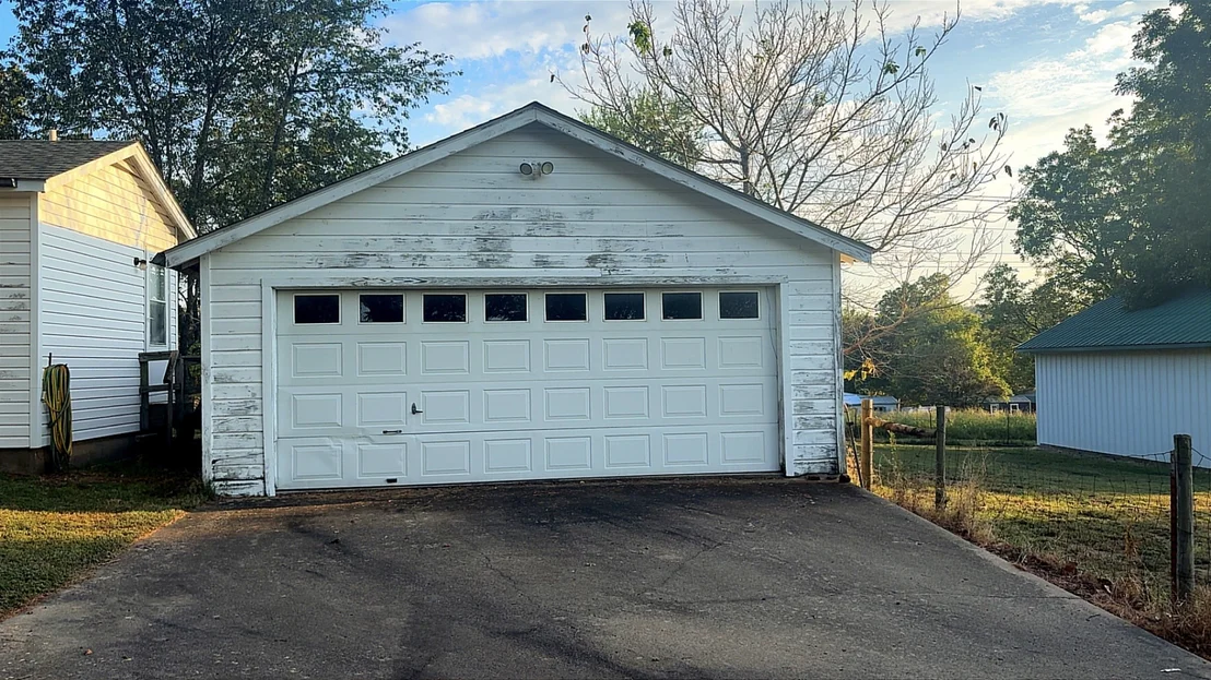Photo of 618 E 5th Street