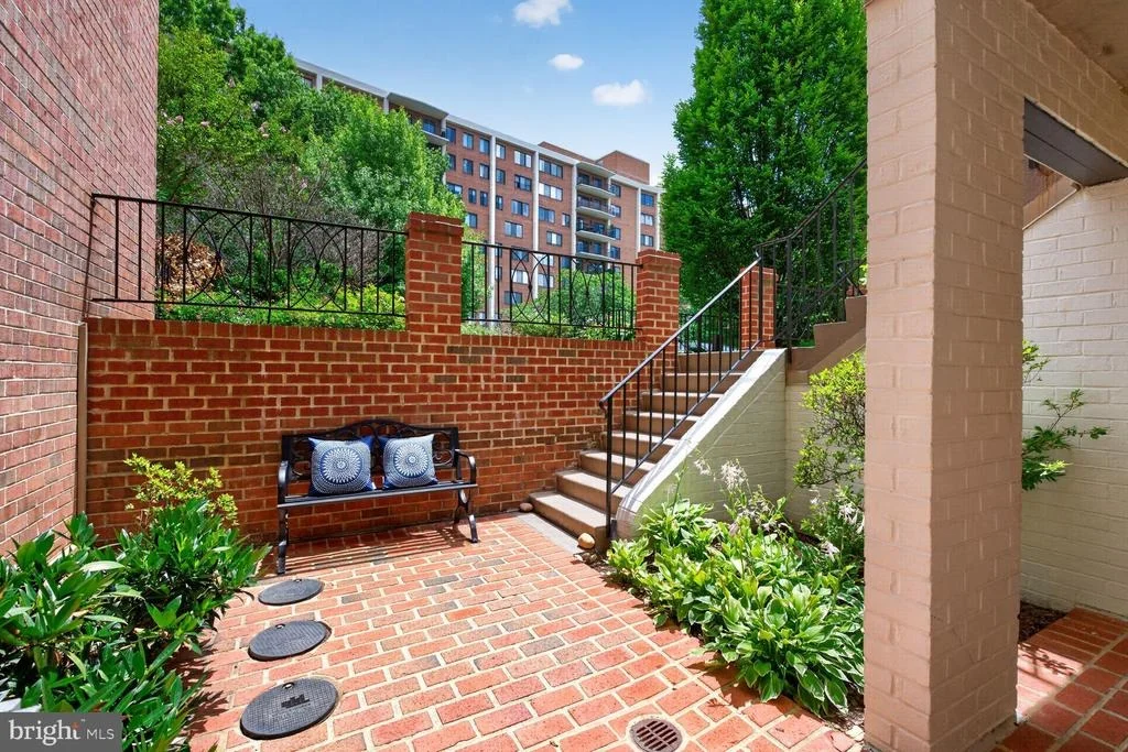 Photo of Unit D at 3271 SUTTON PLACE NW