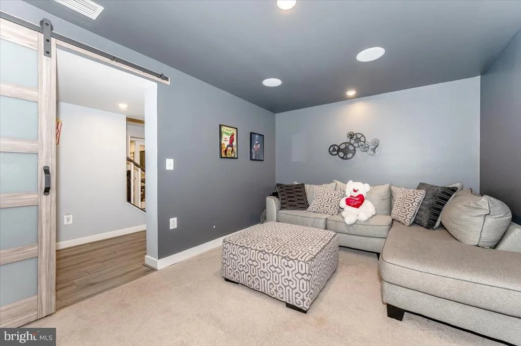 Photo of 76 VANCOUVER PLACE