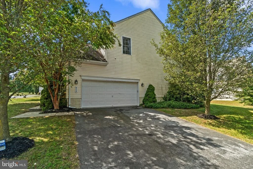 Photo of 814 WELLESLEY COURT